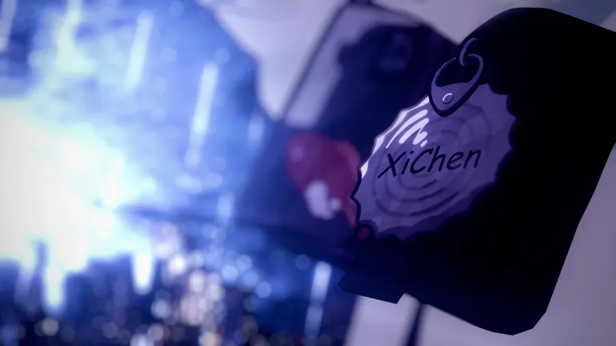 蓝紫夜景中挂着写有 XiChen 的锯齿边吊牌